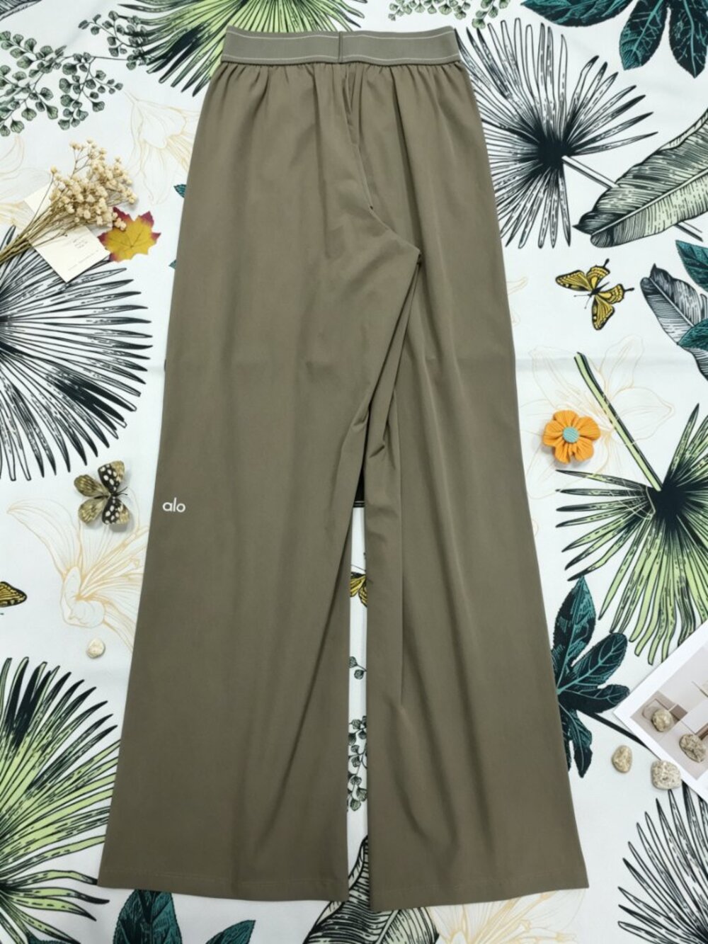 😘NWT ALO Yoga Olive Suit Up Trouser Regular 30" Inseam Wide Relaxed Fit🧚 - Picture 4 of 10